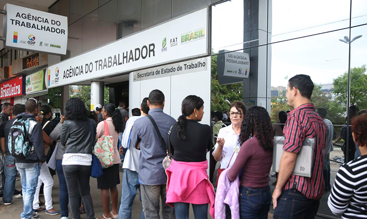 Milhões de brasileiros com emprego ainda dependem do Bolsa Família