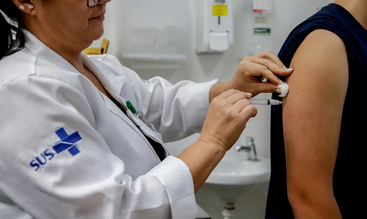 Ministério da Saúde amplia idade para receber vacina contra a dengue