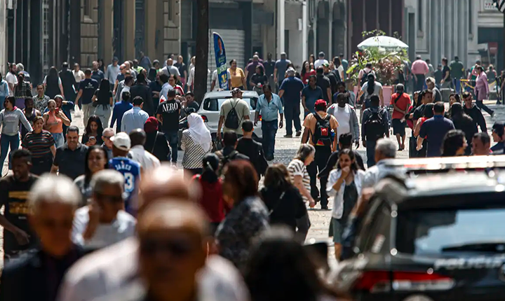 Desemprego em queda histórica esconde desafios estruturais