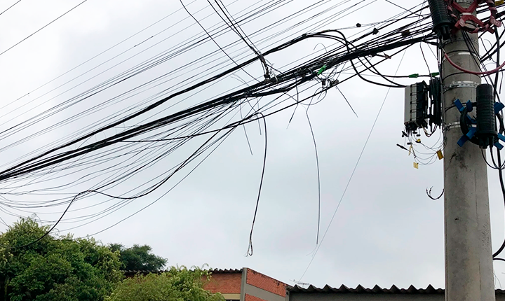Fios soltos preocupam moradores de Campo Grande
