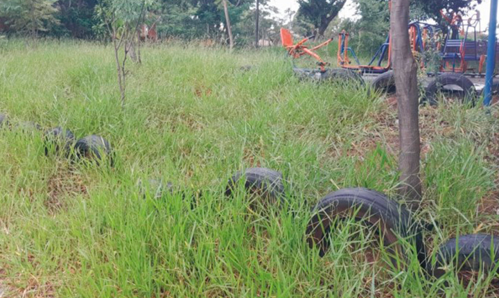 Moradores se mobilizam para limpar praça abandonada pela Prefeitura