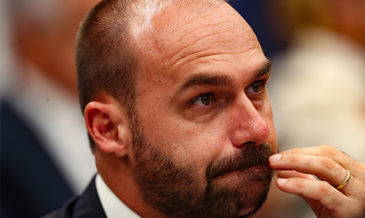 Em plena democracia, Eduardo Bolsonaro expõe a covardia dos extremistas