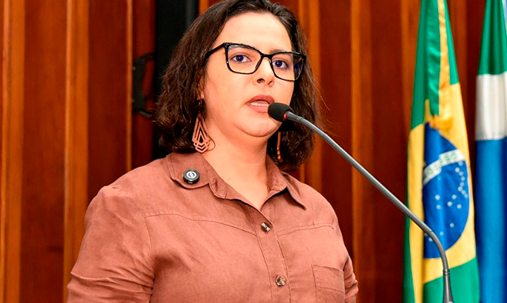 Gleice questiona repressão e se solidariza com parlamentar indígena Célia Xakriabá