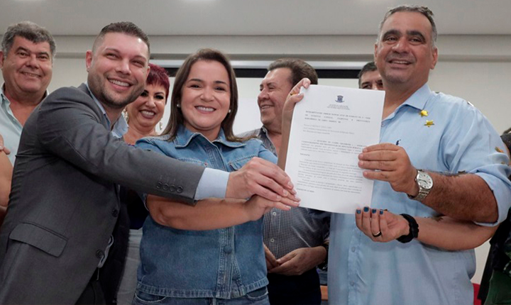 Servidores públicos sem reajuste, empreiteiras com bônus