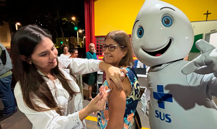 Campo-grandenses aderem ao drive da vacinação contra a Influenza