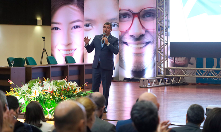 Riedel apresenta avanços do Estado em fórum nacional