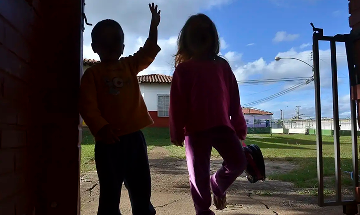 Família acolhedora ainda enfrenta resistência e falta de apoio no Brasil