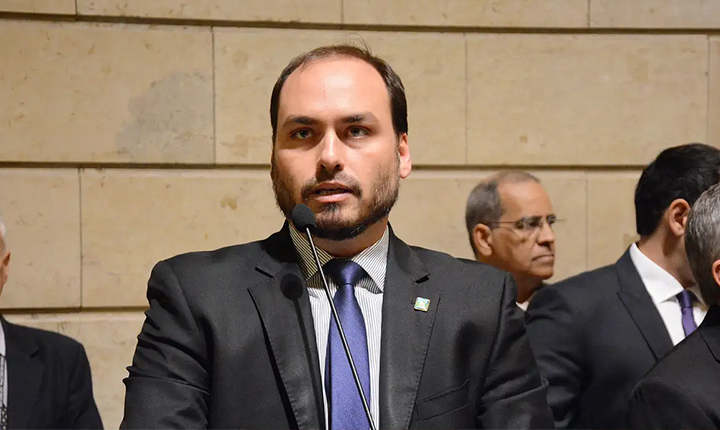 PF diz que Bolsonaro e Carlos integravam organização criminosa na Abin