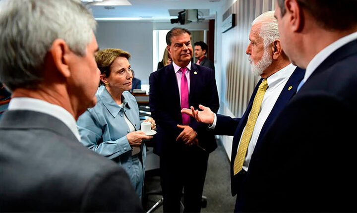 Eduardo tenta sabotar diplomacia brasileira em Washington