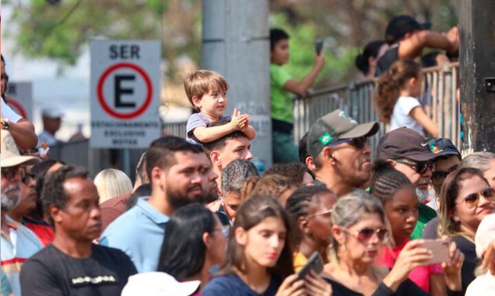 Estudantes, militares e sociedade civil participam do desfile de 7 de Setembro em CG