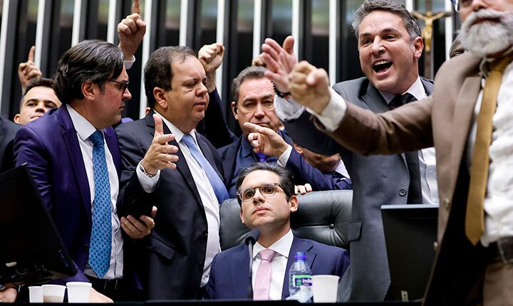 Bolsonarismo mantém viva a chama do golpismo no Congresso