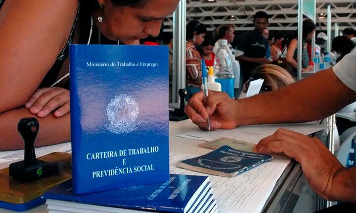 Desemprego no Brasil cai para 5,6% em julho, menor patamar da história