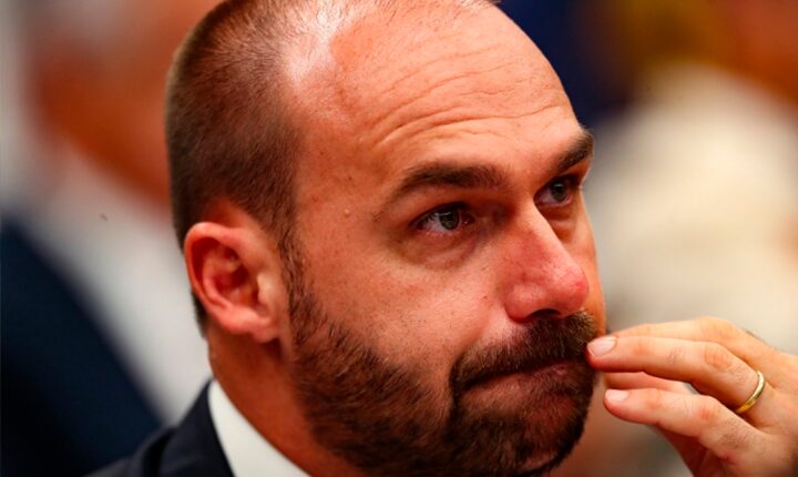 Câmara barra blindagem de Eduardo Bolsonaro e abre caminho para cassação