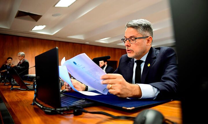 Protestos e opinião pública derrubam PEC da Blindagem no Senado