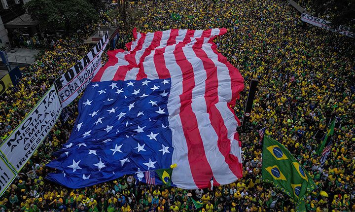Bandeira dos EUA aponta crise de identidade da extrema direita