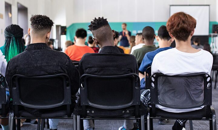 Renda baixa e racismo impedem conclusão do ensino básico, diz pesquisa