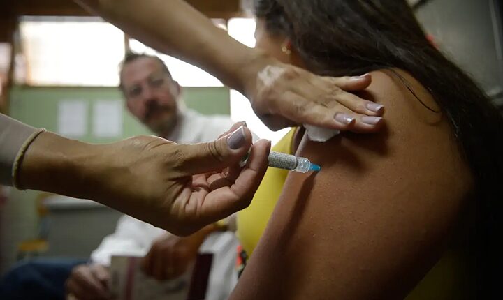 Vacina contra HPV reduz em 58% casos de câncer de colo de útero