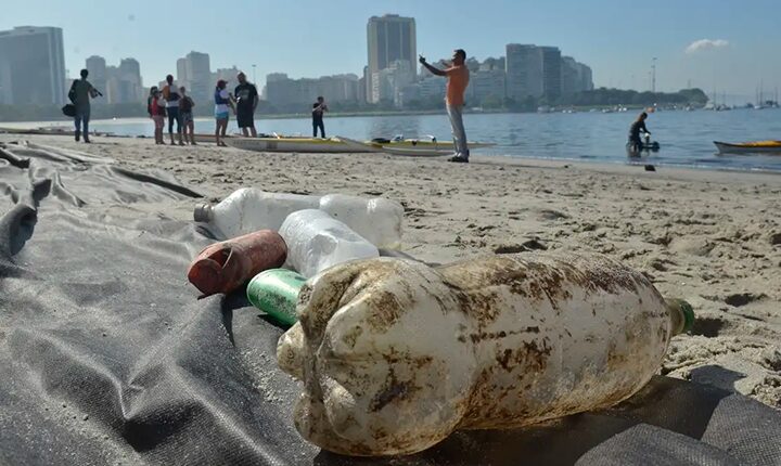 Maioria das praias do Brasil está poluída por microplásticos