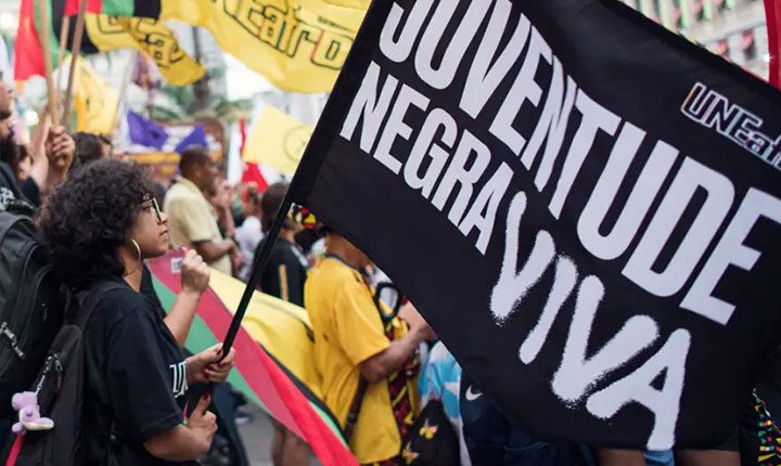 Jovens negros desconfiam da polícia e da Justiça e têm visão menos positiva da democracia
