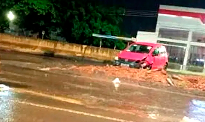 Obra inacabada e sinalização falha causam nova colisão na Gunter Hans