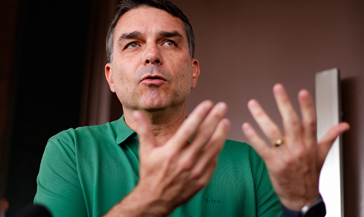 Depois de colocar preço na candidatura, Flávio avisa que pai o apadrinhou