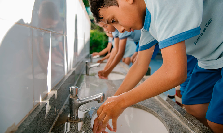 Longe do básico, 830 mil alunos seguem sem acesso a água potável em escolas