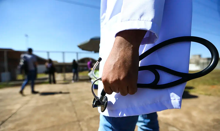 4 em 10 médicos de curso privado se formam sem atingir proficiência