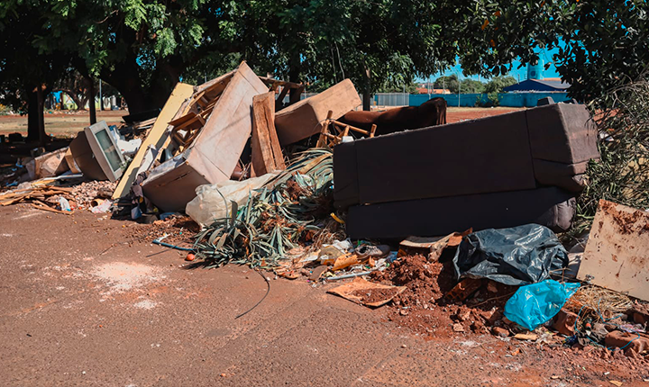 Da calçada ao bueiro, entenda como descarte irregular impacta Campo Grande