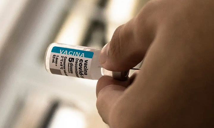 Após cinco anos de vacinação, covid recua, mas ainda preocupa