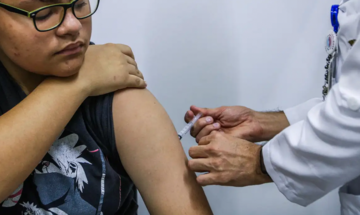 Jovens de 15 a 19 anos podem se vacinar contra HPV até junho