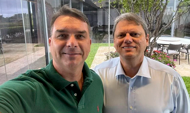 Bolsonaristas pressionam Tarcísio por apoio explícito à Flávio Bolsonaro