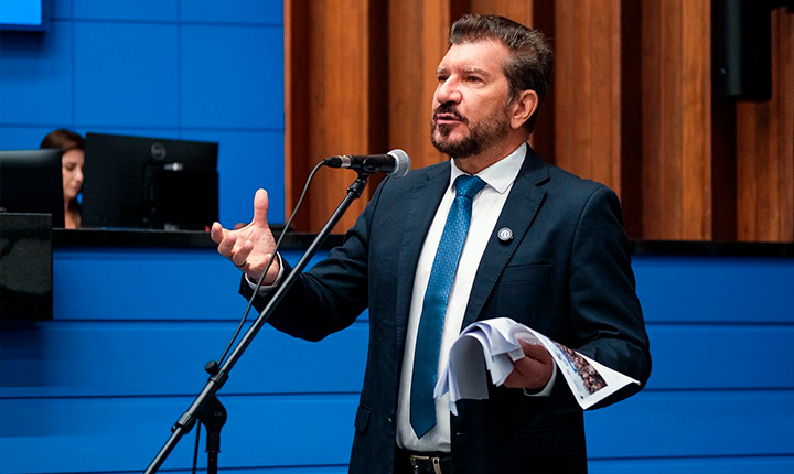 Kemp denuncia demissão de professora e acusa retaliação da Prefeitura de CG