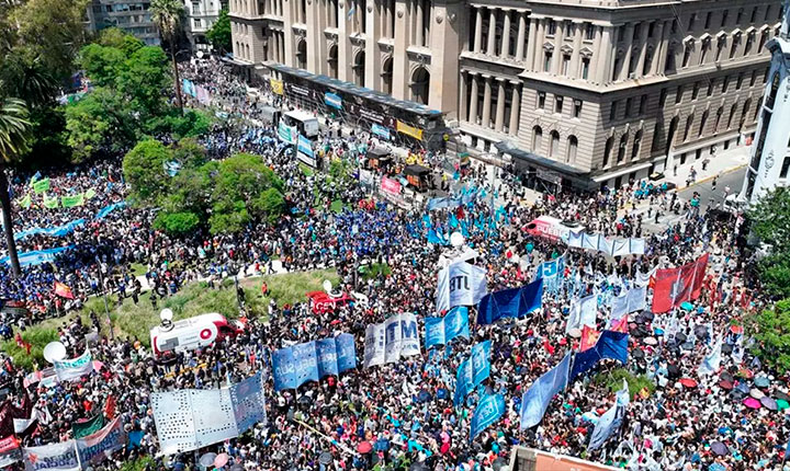 Argentina tem greve geral em dia de votação da reforma trabalhista de Milei