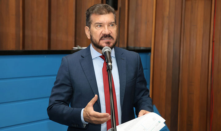 Kemp homenageia cientista brasileira por terapia para lesões na medula