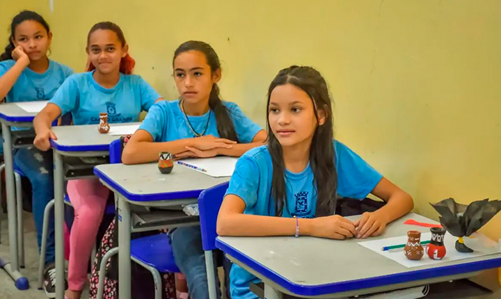 Sem kits escolares, alunos de Campo Grande se viram como podem
