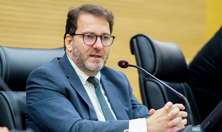 Reforma de Milei aumenta lucro e subjuga trabalhador, diz advogado
