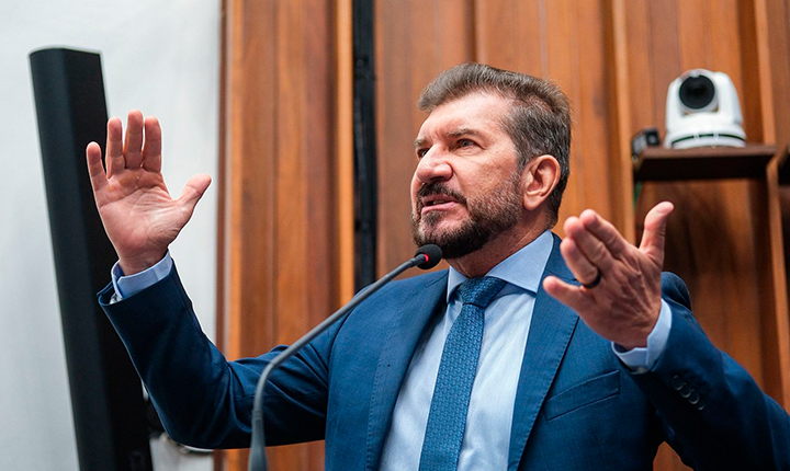 Kemp cobra aumento salarial para professores convocados em MS