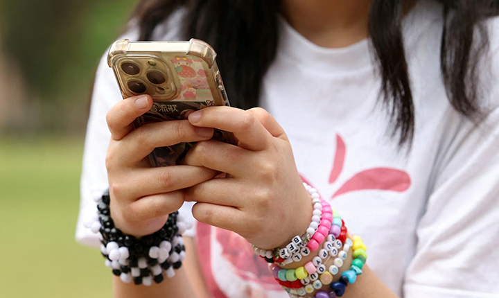 Excesso de redes sociais torna jovens infelizes, diz estudo