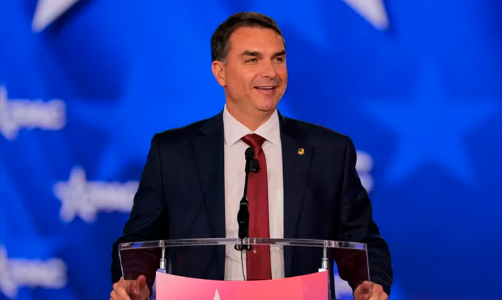 Flávio Bolsonaro radicaliza no exterior e expõe a falácia do “bolsonarismo moderado”