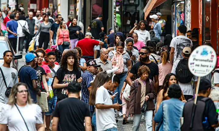População no Brasil cresce em ritmo menor e está envelhecendo