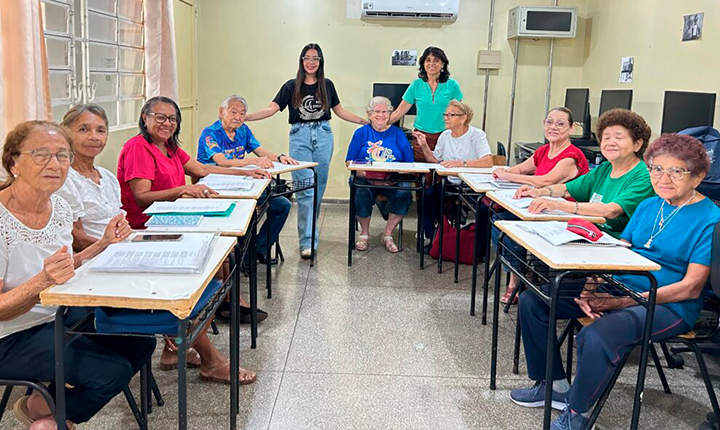 No Vovó Ziza, alfabetização transforma a vida de idosos