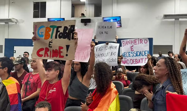 Manifestantes protestam contra lei homofóbica na Câmara de Campo Grande