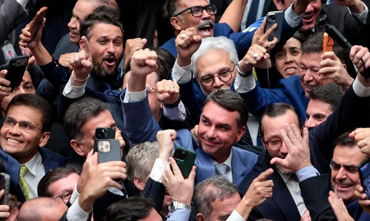 Congresso derruba veto à dosimetria e diminui pena de Bolsonaro