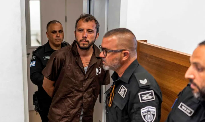 Ativistas da flotilha chegam a prisão em Israel com marcas de agressão