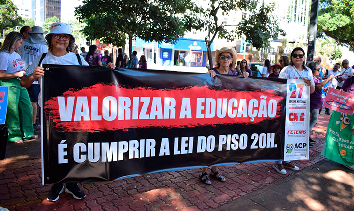Professores pressionam prefeitura de Campo Grande por reajuste de 5,4% no piso do magistério