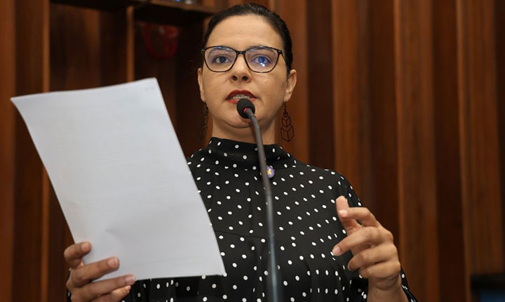 Gleice Jane critica uso de IA sem estrutura nas escolas e defende regras para câmeras em salas