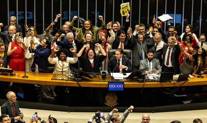 Apesar da sabotagem da direita, progressistas aprovam fim da escala 6×1 na Câmara: falta o Senado