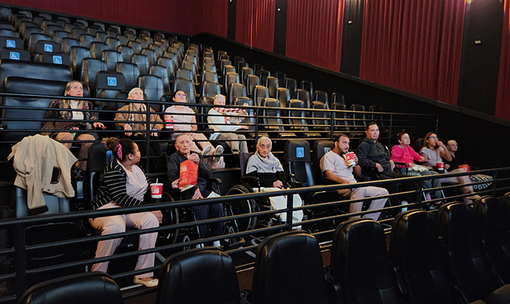 Risos, memória e afeto: idosos vivem tarde especial no cinema em Campo Grande