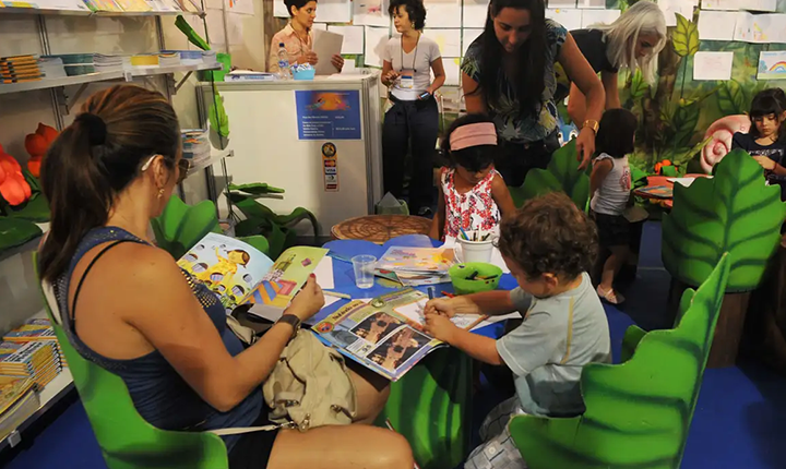 Estudo revela que 53% das famílias raramente leem para criança