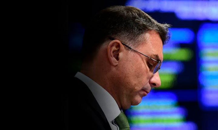 Trump transforma aliado em problema político e amplia desgaste de Flávio Bolsonaro